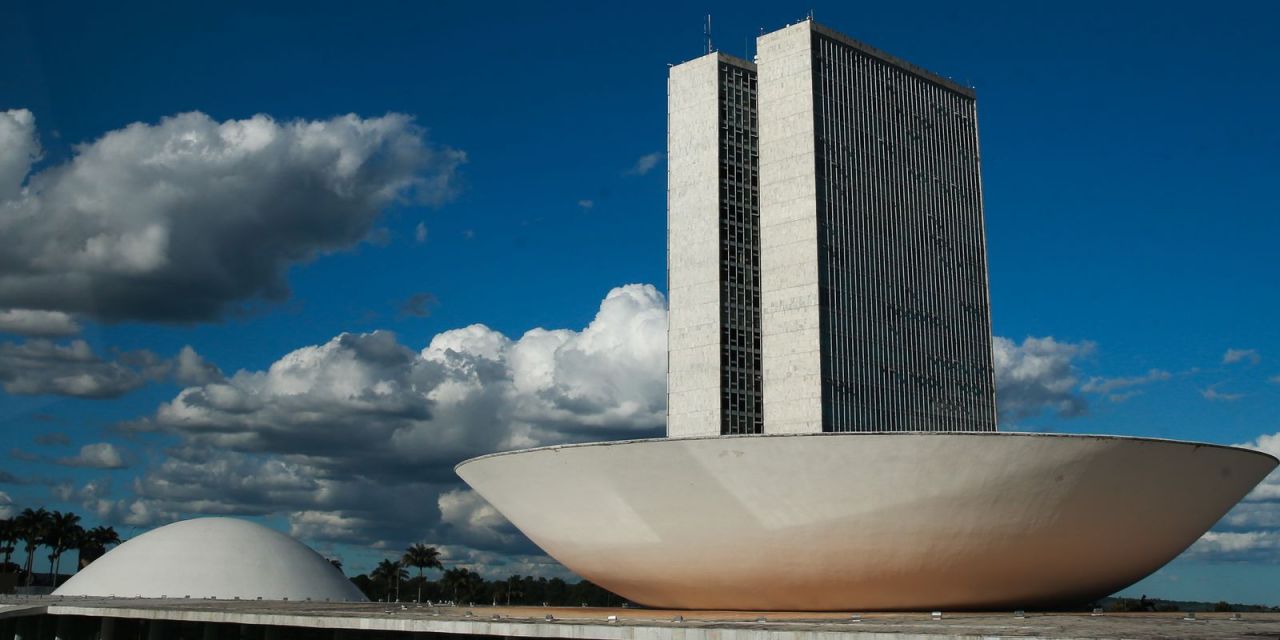 Urnas eletrônicas e painel de apuração em São Paulo