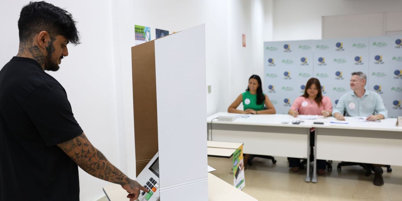 Fila de eleitores em seção de votação