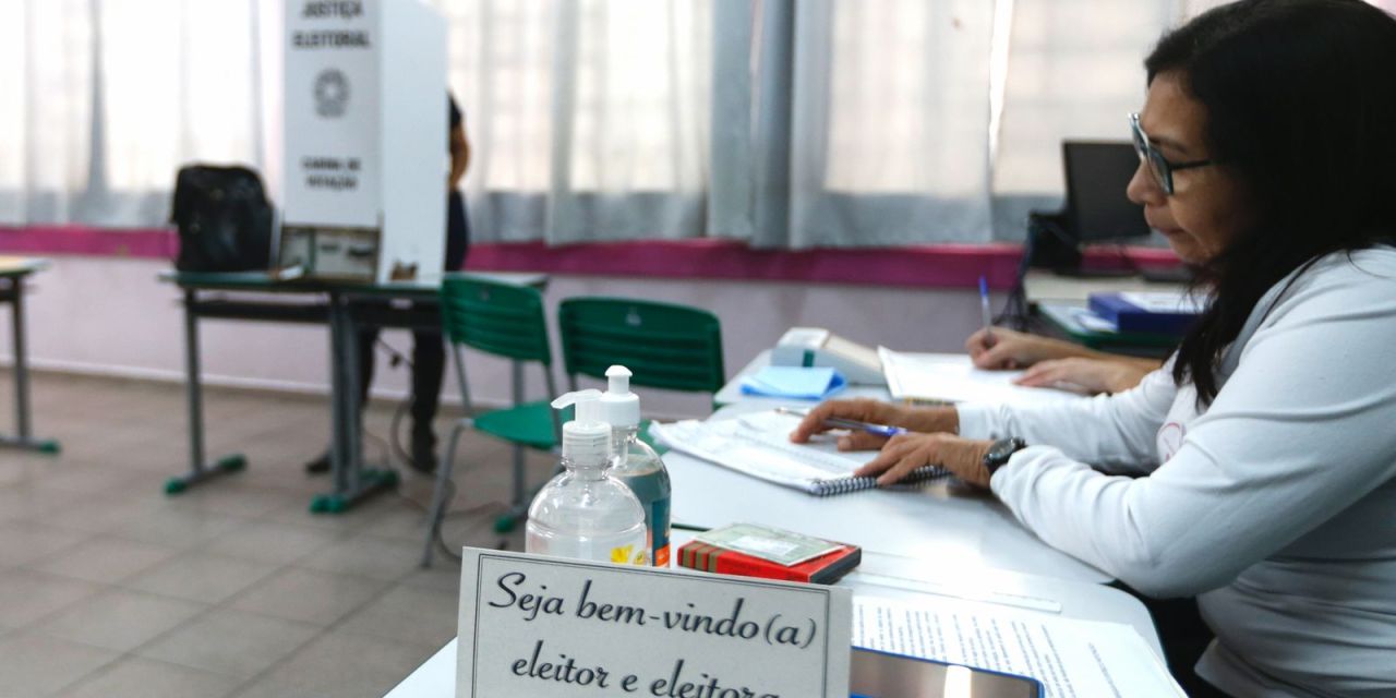 Pessoa preenchendo formulário de mesário em celular