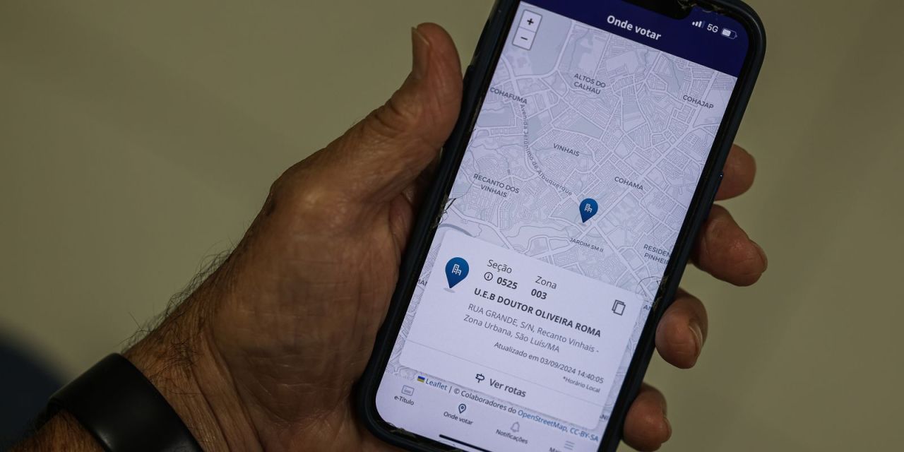 Eleitor consultando o aplicativo e-Título em smartphone