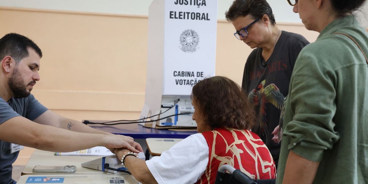 Eleitores idosos votando em seção eleitoral