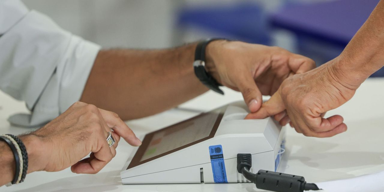 Eleitores formando fila em seção eleitoral para votação