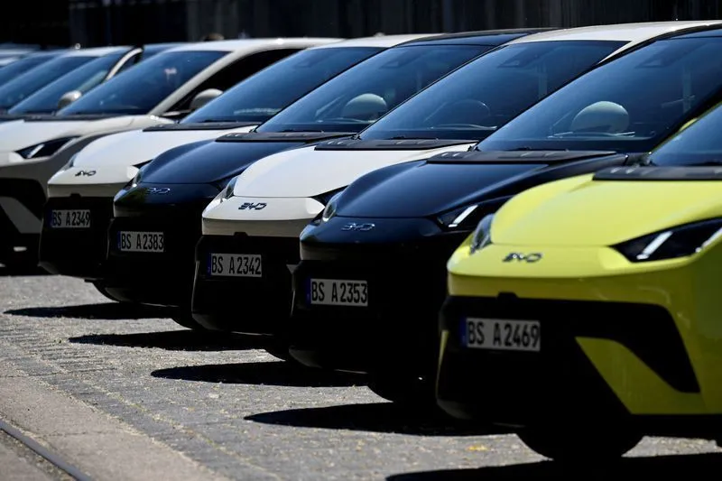 carros elétricos em estação de recarga