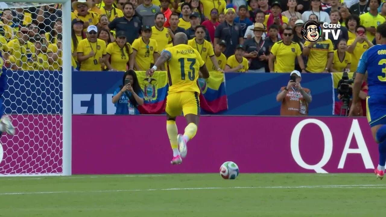 Eloy Room fazendo defesa durante partida contra o Equador