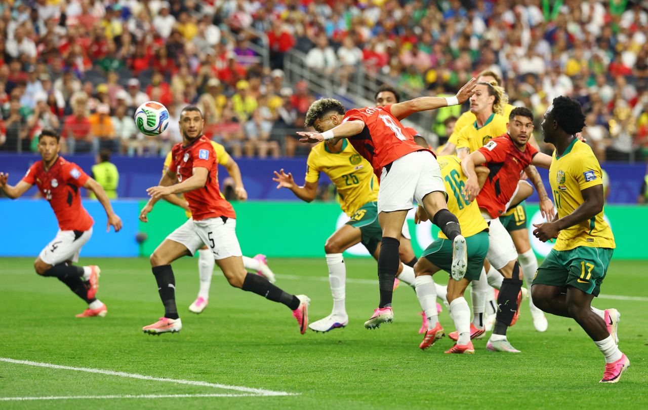 Emam Ashour cabeceia para gol do Egito contra Austrália