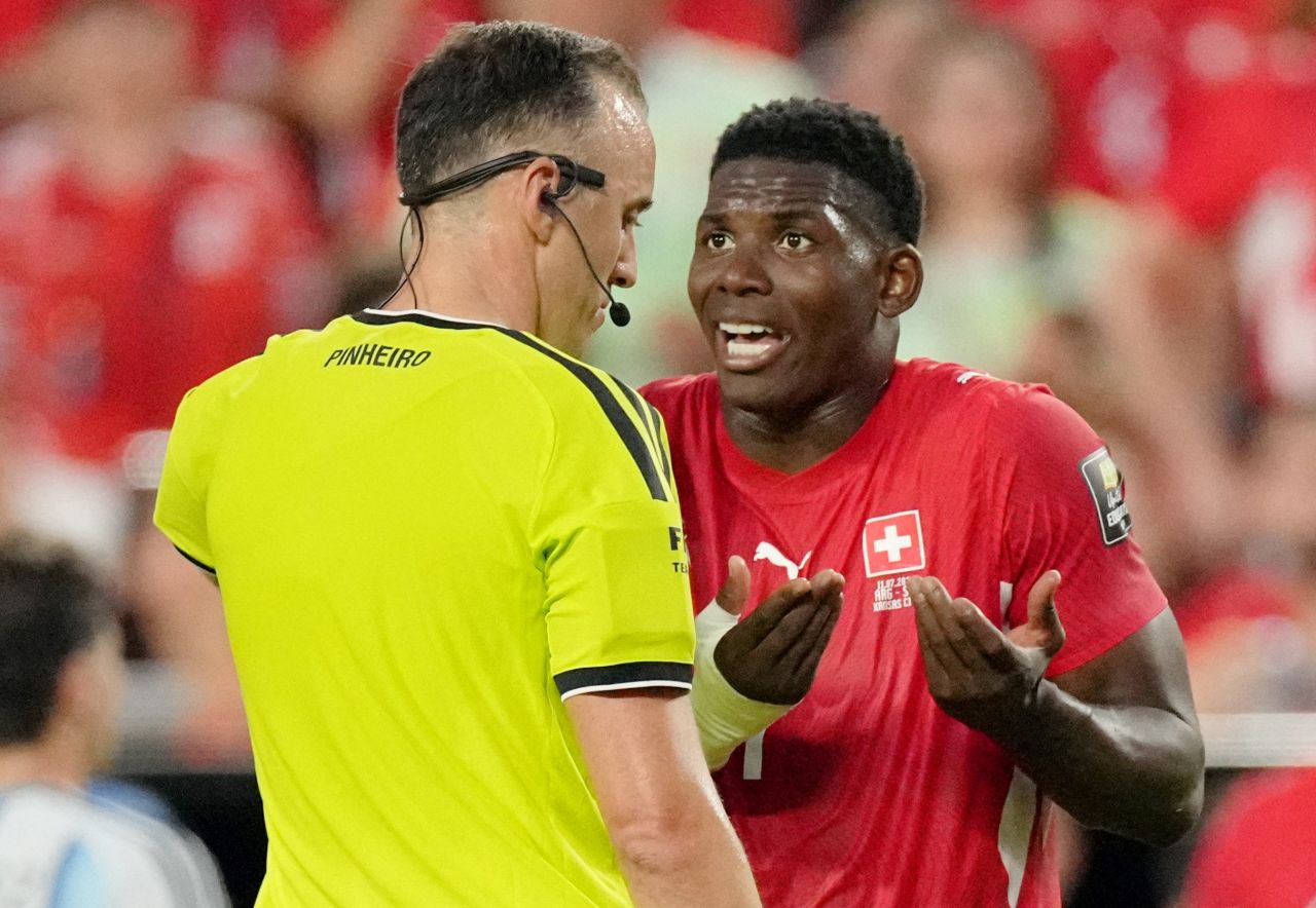 Embolo discutindo com o árbitro após expulsão