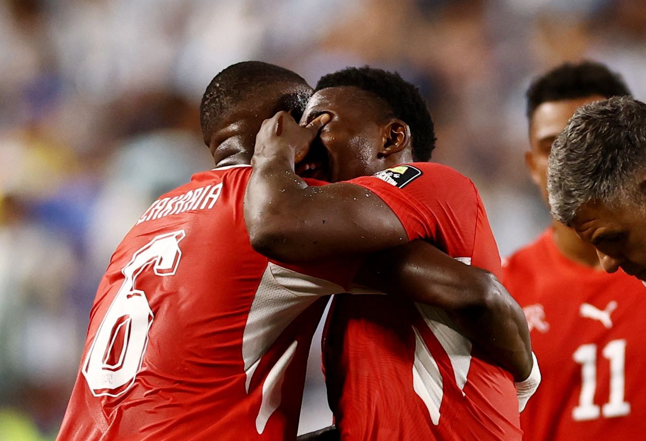 Breel Embolo chorando após expulsão contra Argentina