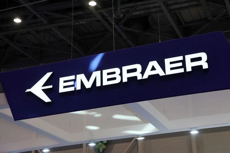 fachada da sede da Embraer com logotipo