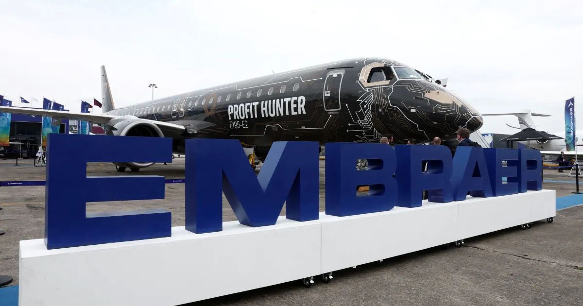 Logotipo da Embraer na fachada do prédio corporativo