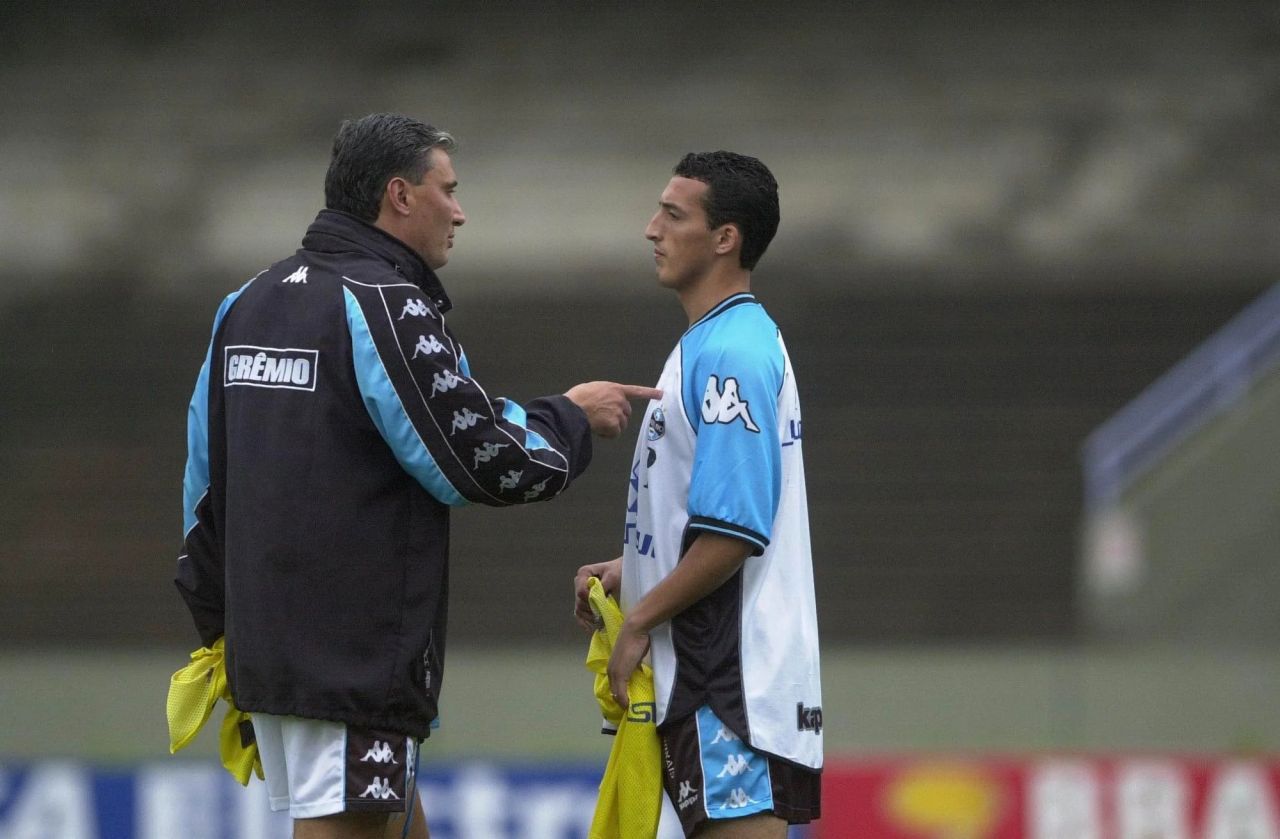 Émerson Leal com a camisa do Grêmio ao lado de Tite