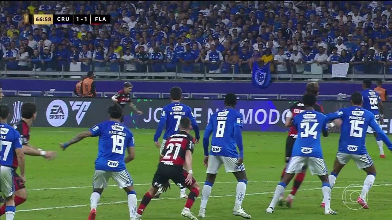 Emerson Royal durante Cruzeiro x Flamengo