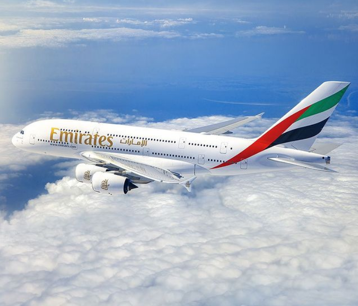 Avião da Emirates taxiando no aeroporto de Dubai