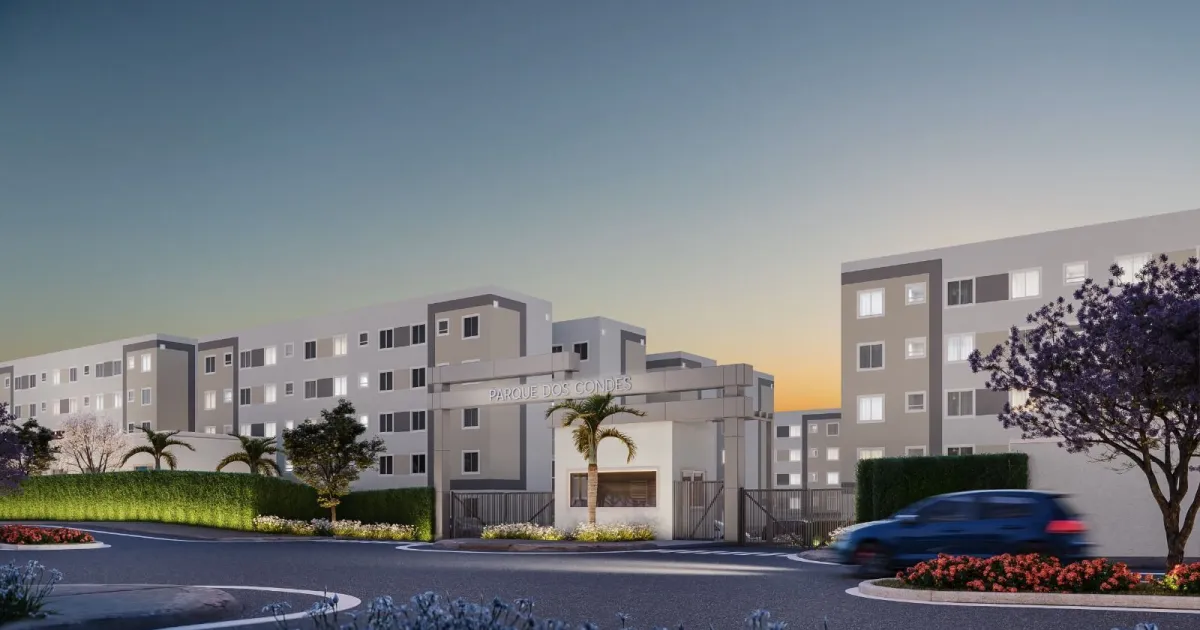 Prédio residencial com calçada arborizada em bairro de Salvador