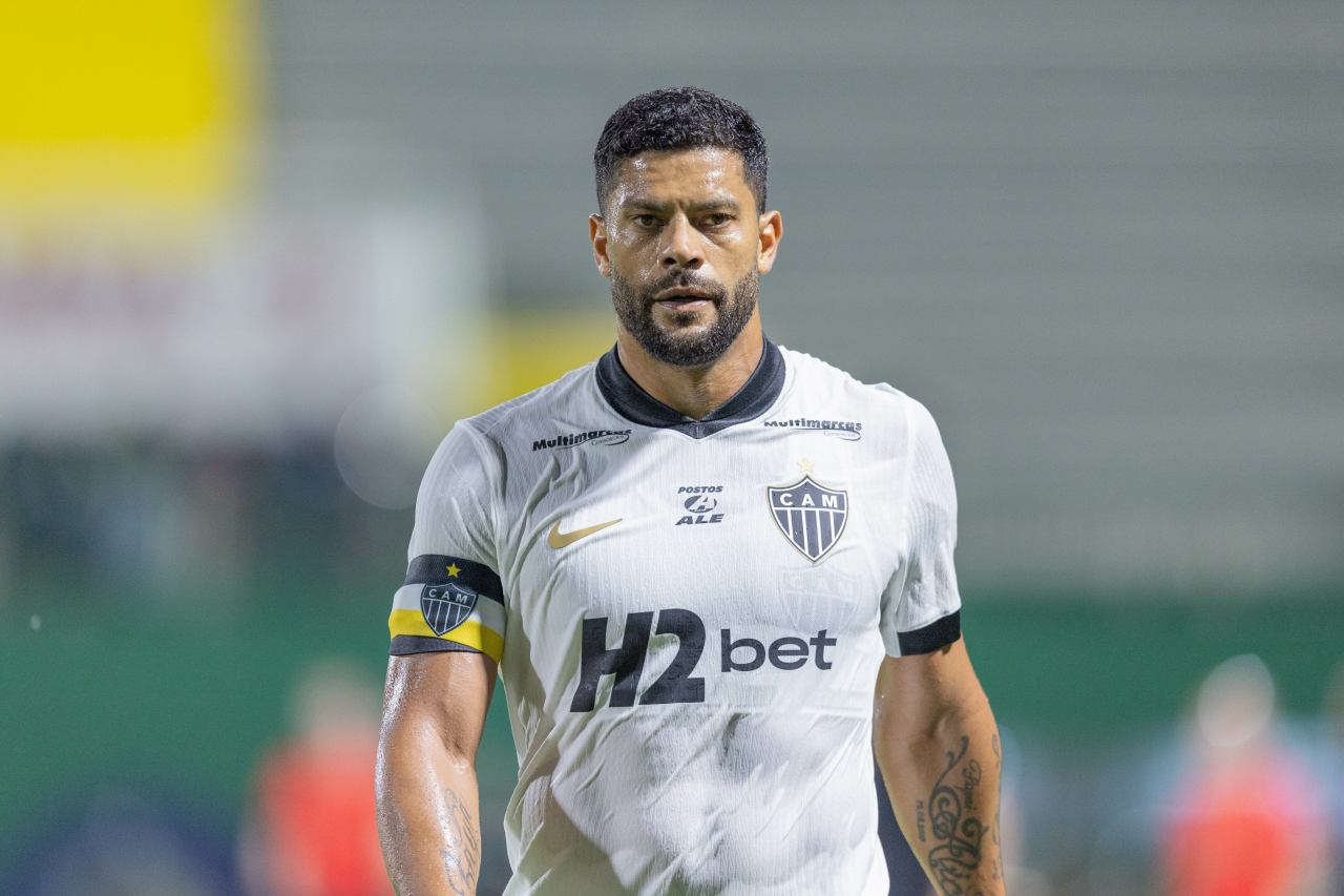 Hulk em campo vestindo a camisa do Atlético-MG