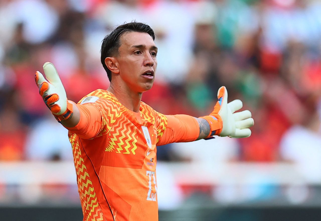 Muslera lamenta falha durante Uruguai x Espanha