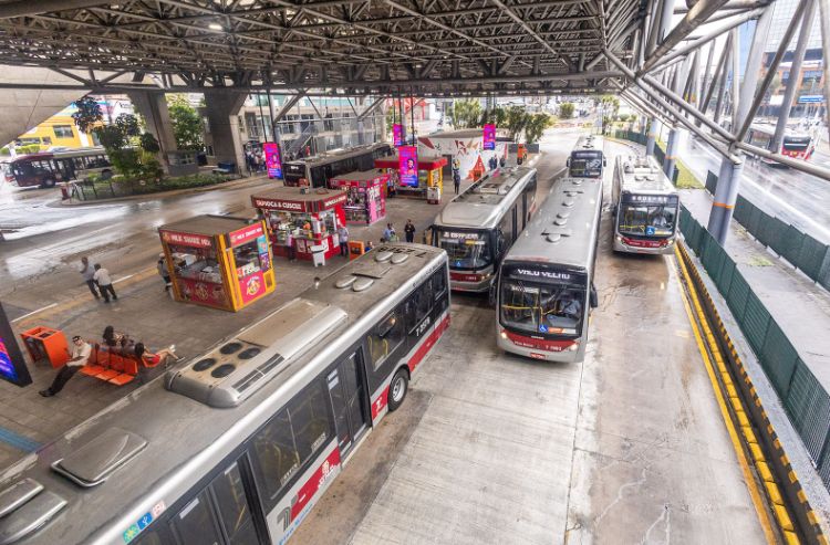 Ônibus urbano em via movimentada