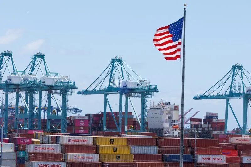 Navios cargueiros e contêineres em porto movimentado