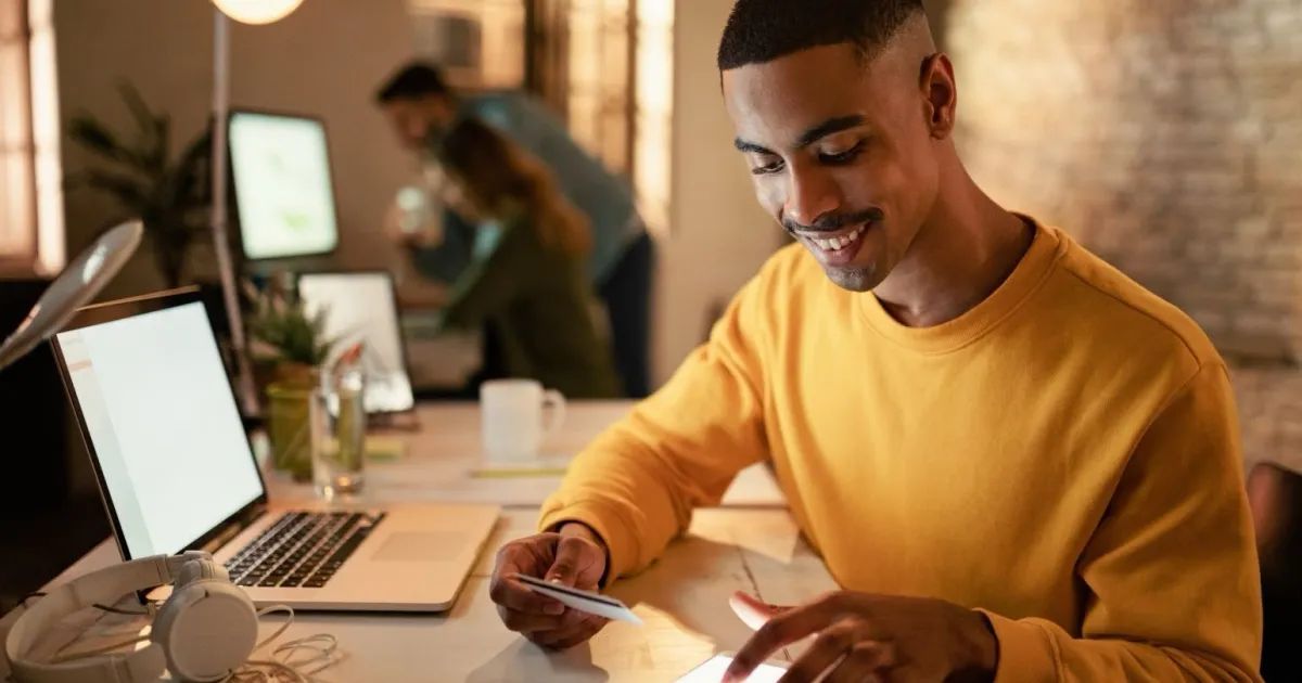 Pessoa segurando celular com aplicativo bancário aberto