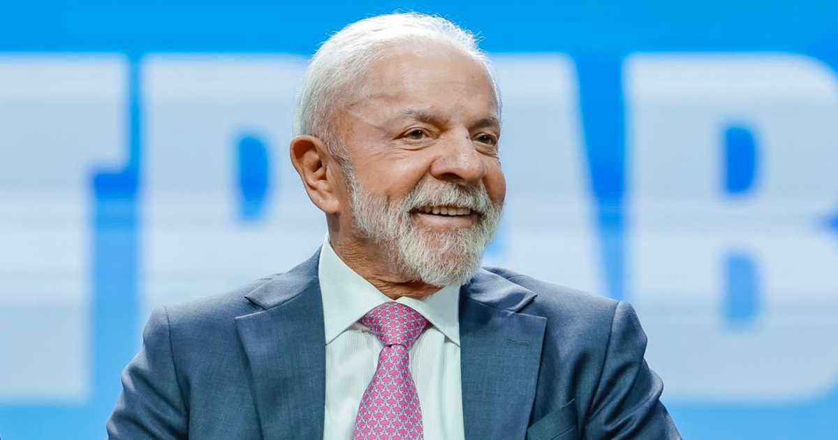 mãos segurando contas e cartão de crédito