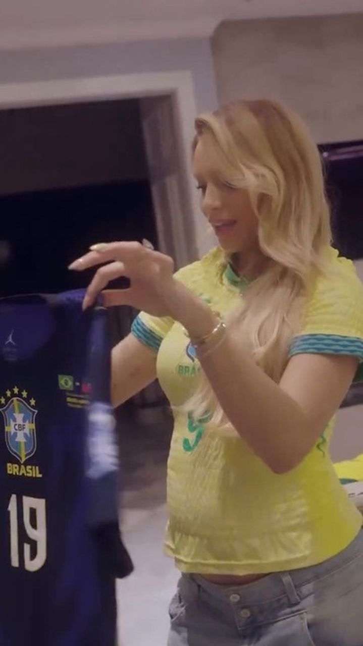Endrick beijando a esposa Gabriely após o jogo Brasil x Haiti
