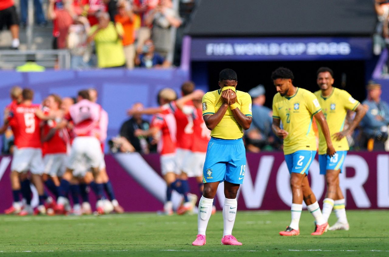 Endrick lamenta chance perdida durante Brasil x Noruega