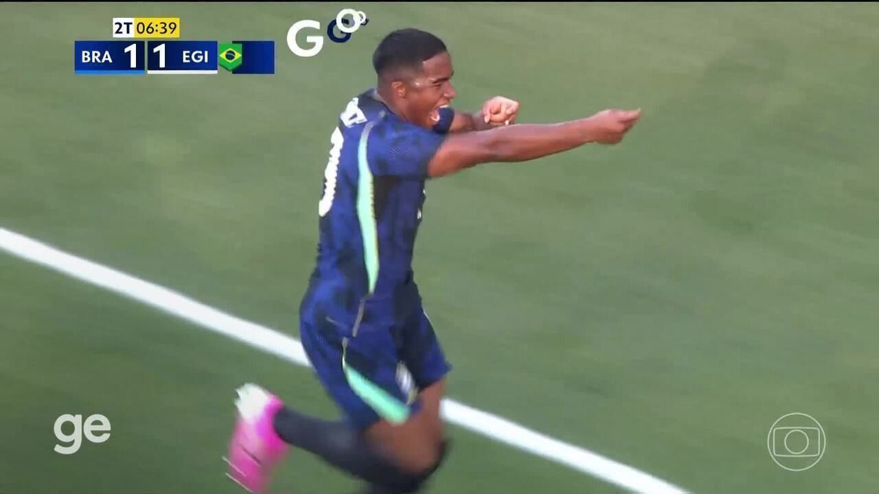 Endrick comemorando gol com a camisa da seleção brasileira