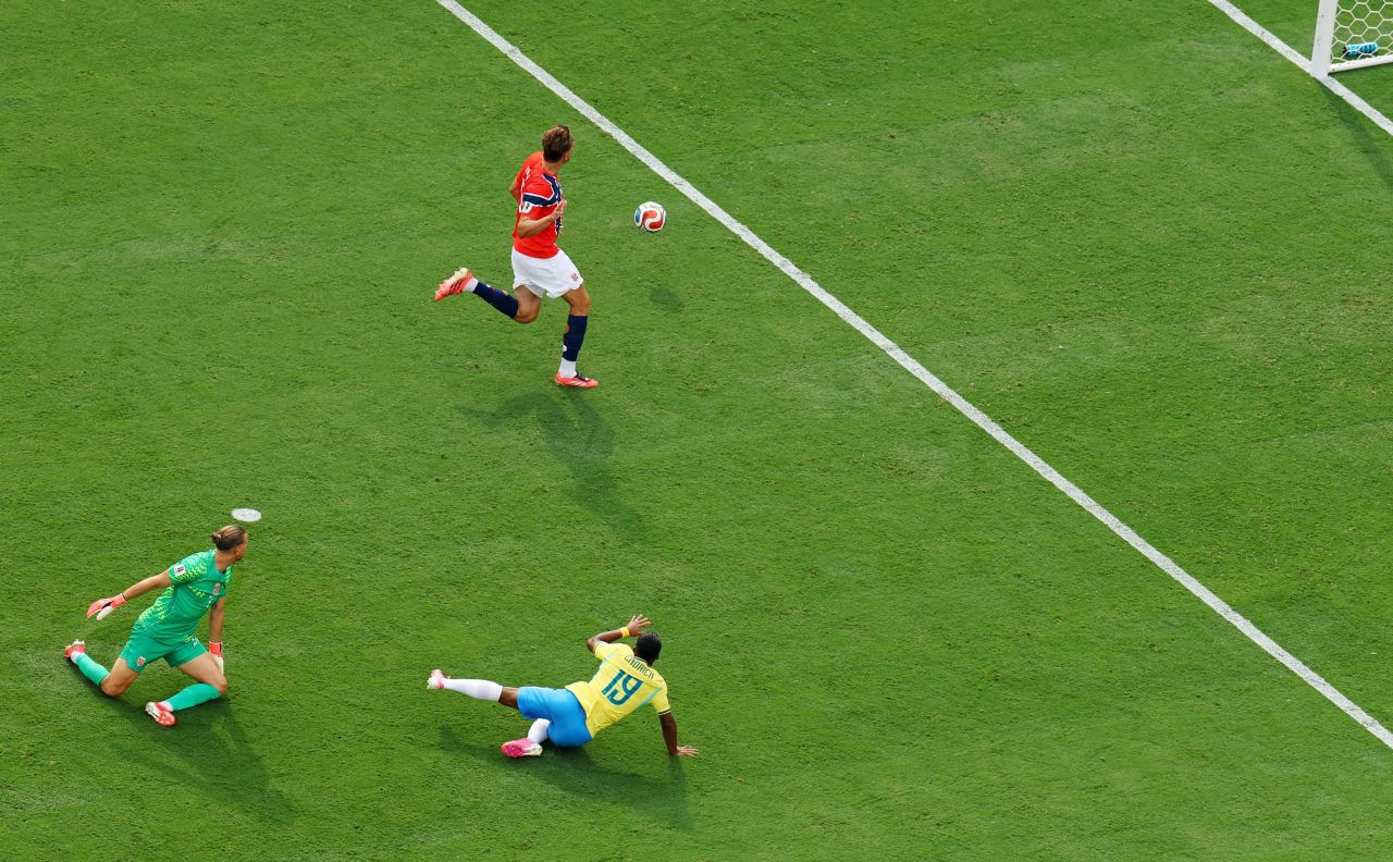 Endrick perde chance de gol contra a Noruega