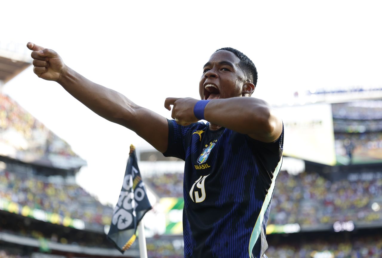 Endrick comemora gol da vitória pela seleção