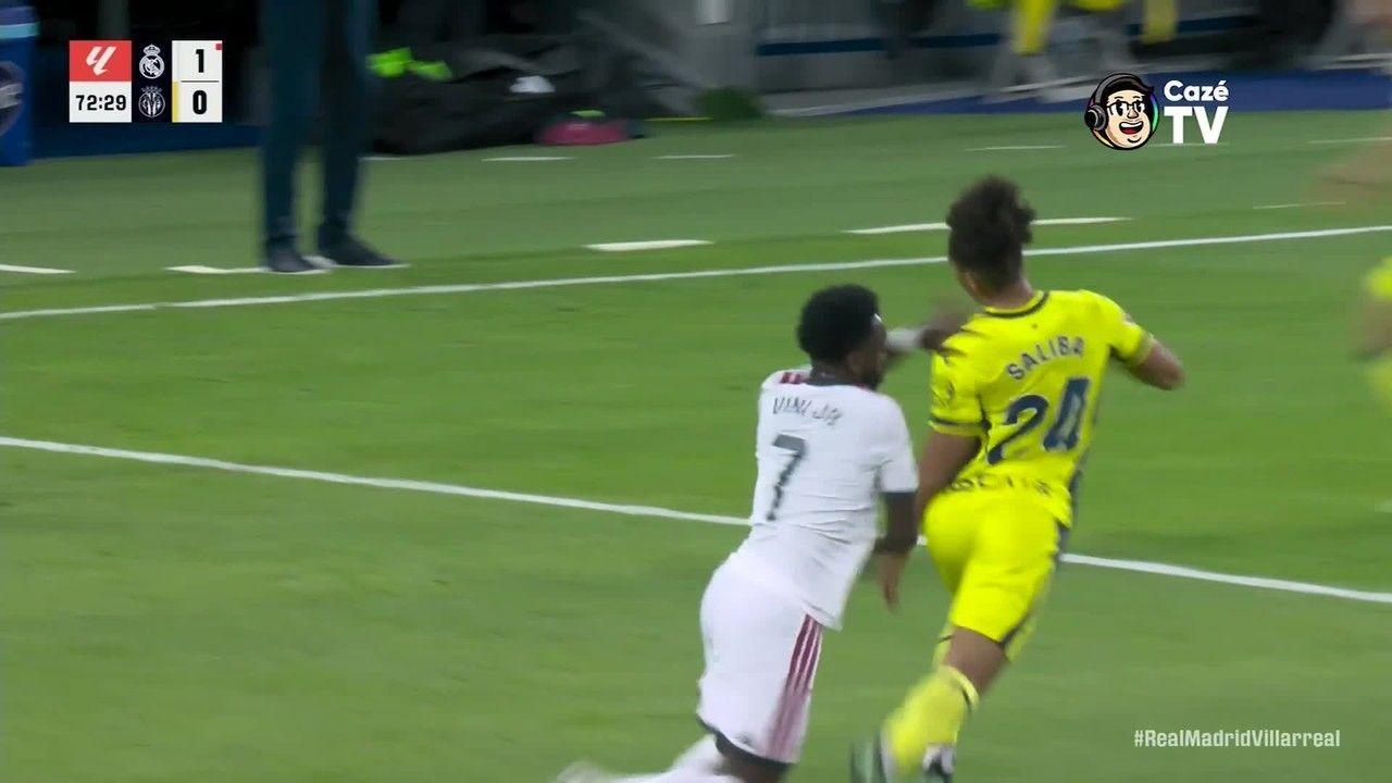 Endrick cabeceia e comemora gol pela virada do Real Madrid sobre a Roma