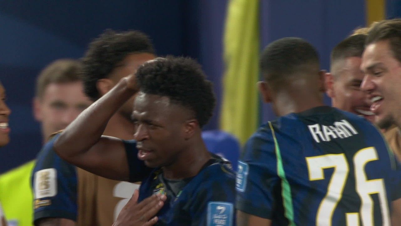 Endrick puxa cabelo de Vini Jr. durante comemoração do gol