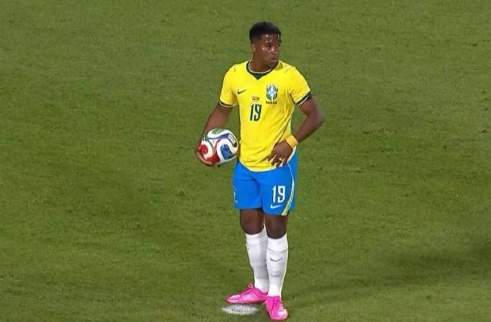 Endrick em campo com a camisa da seleção brasileira