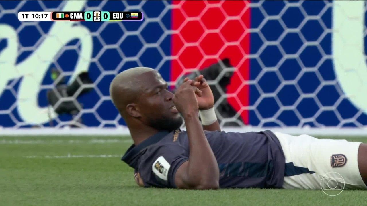 Enner Valencia chuta para fora contra a Costa do Marfim