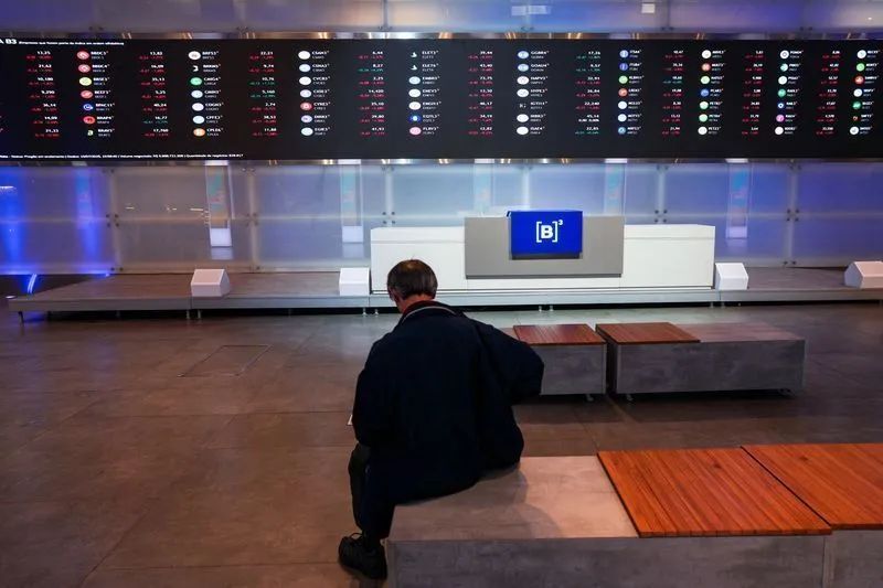 Tela com cotações do dólar e índices da bolsa