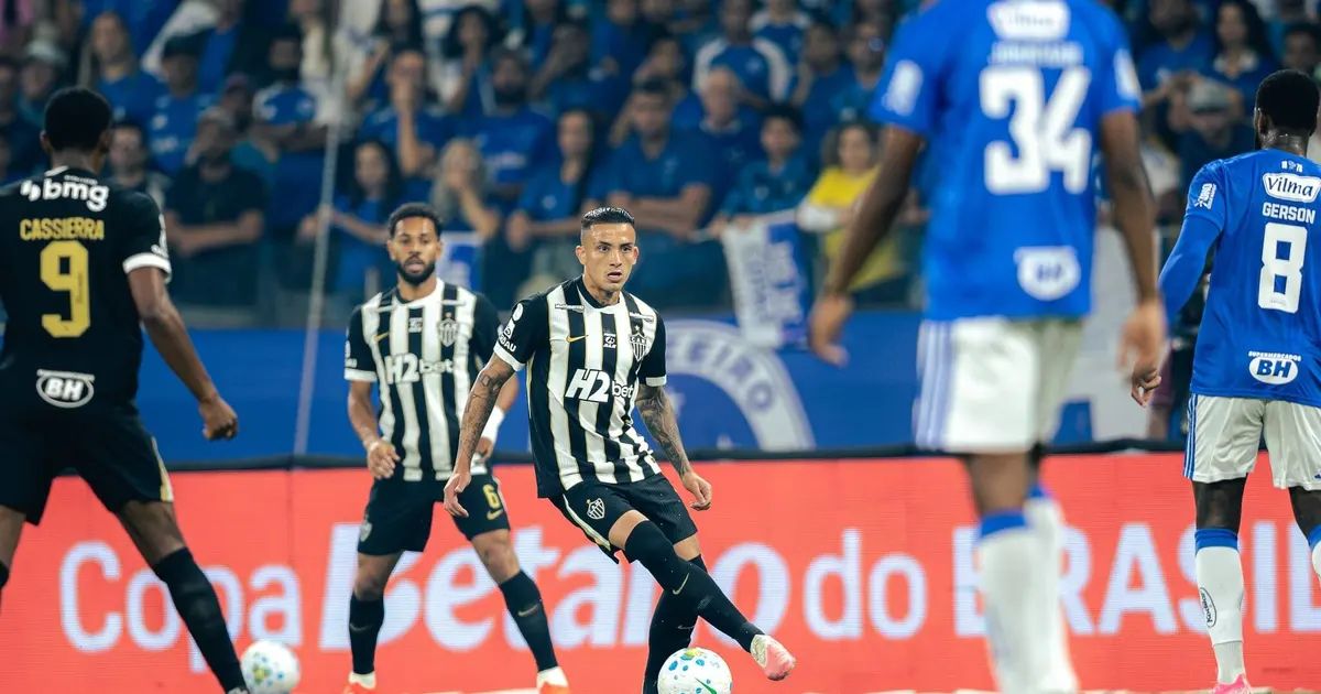 Ruan caído no gramado após choque com Kaio Jorge no Mineirão