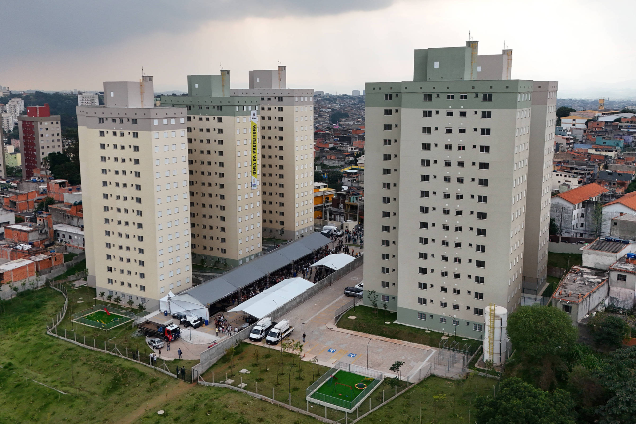 Blocos residenciais em Guaianases após entrega de apartamentos
