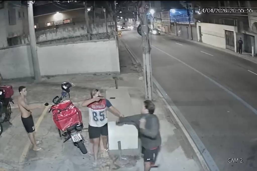 Entrada do condomínio com portão danificado