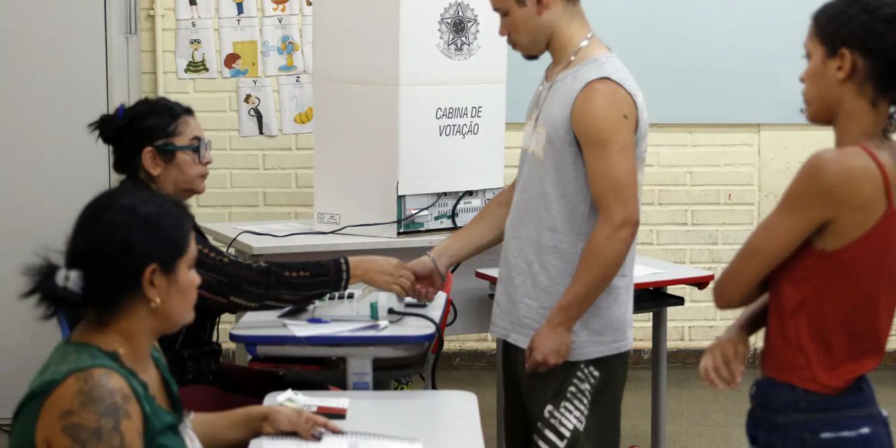 Eleitores jovens votando em seção eleitoral