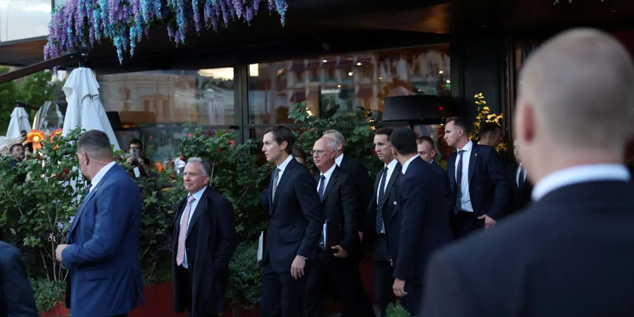 Kushner e Witkoff desembarcando em Moscou