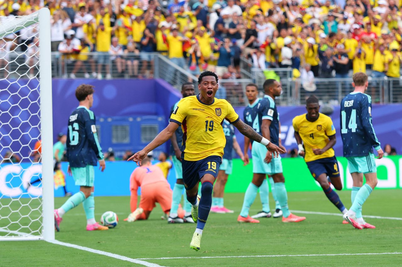 Jogadores do Equador comemorando gol contra a Alemanha