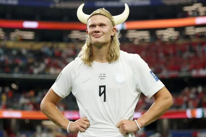 Erling Haaland comemorando com capacete de viking