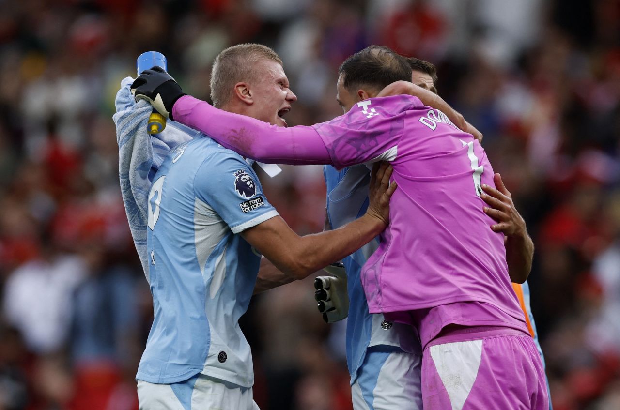 Haaland comemora gol em Old Trafford