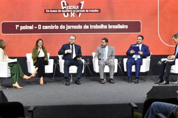 painel do debate escala 6x1 com representantes da CNI e CNT