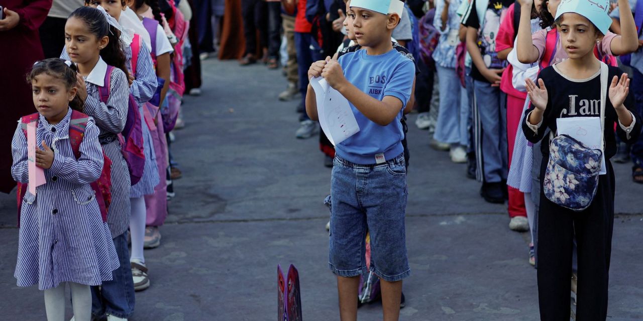 Alunos em sala improvisada em Gaza