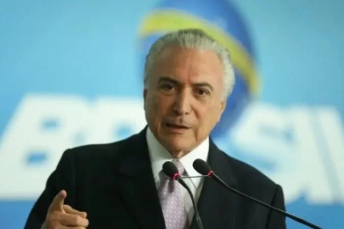 Documentos e assinatura de contrato envolvendo Michel Temer e Banco Master
