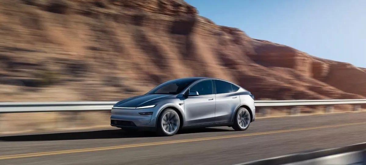 Carro Tesla em movimento na estrada