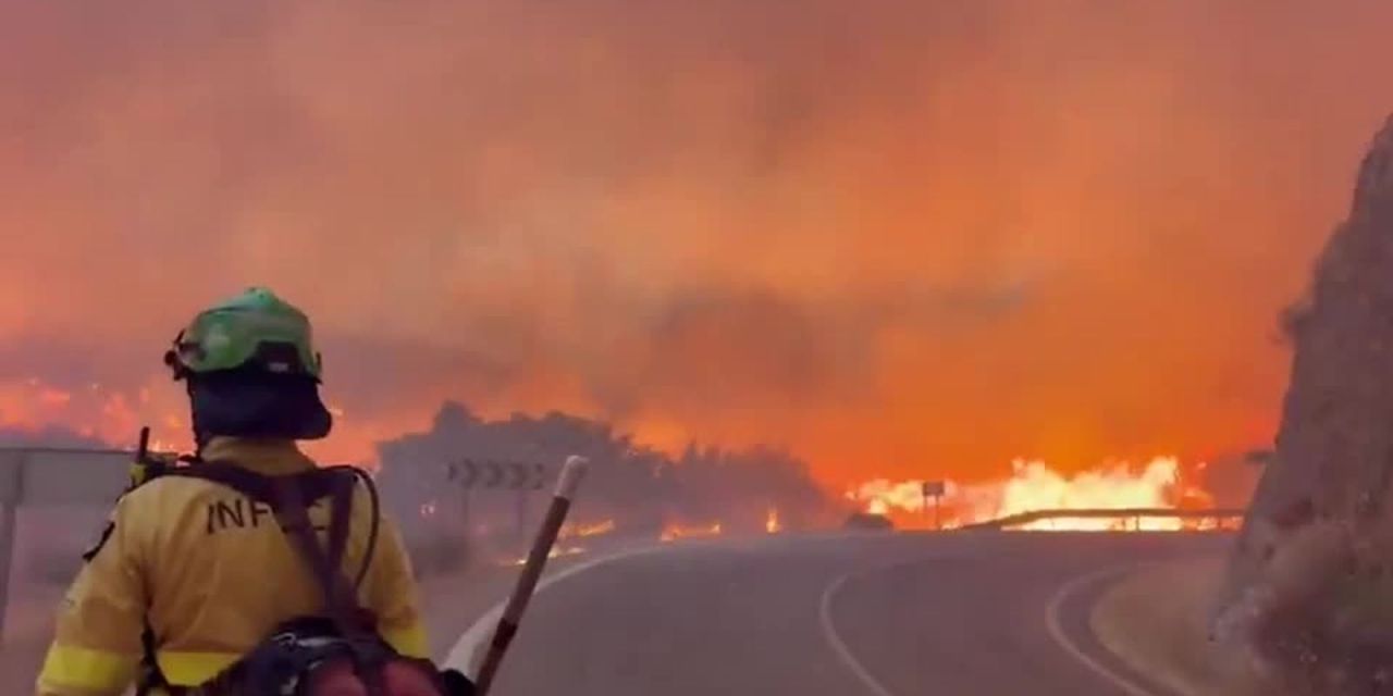 Fumaça de incêndio florestal em Los Gallardos