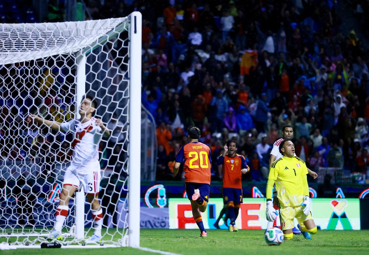 Pedri comemora gol pela Espanha contra o Peru