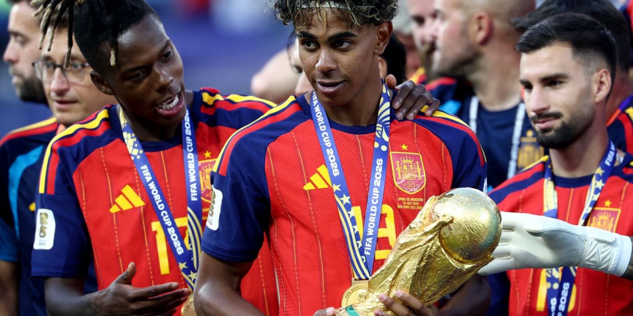Jogadores espanhóis comemoram o título da Copa do Mundo 2026