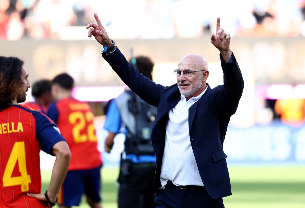 Luis de la Fuente comemorando o título