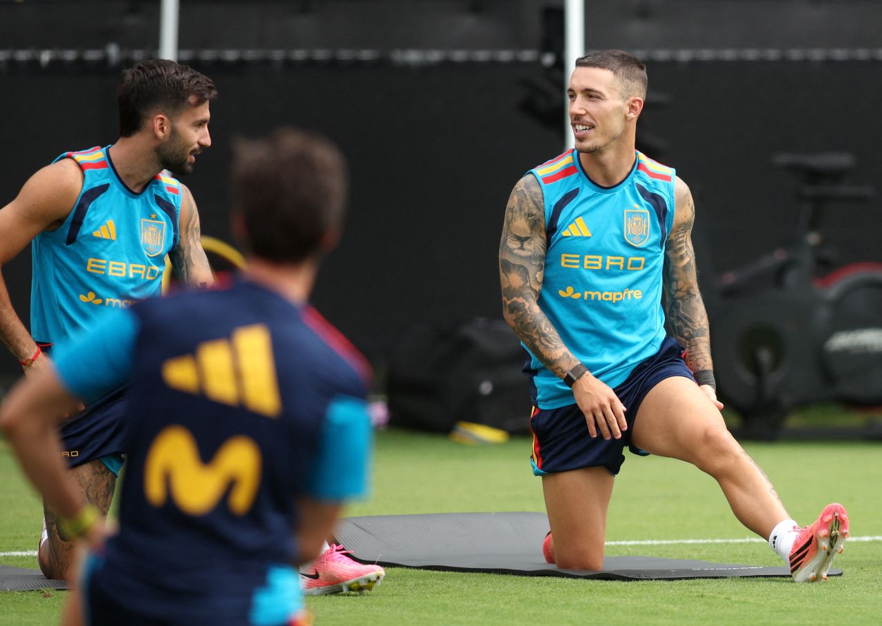 Alex Baena e Alex Grimaldo no treino da seleção espanhola
